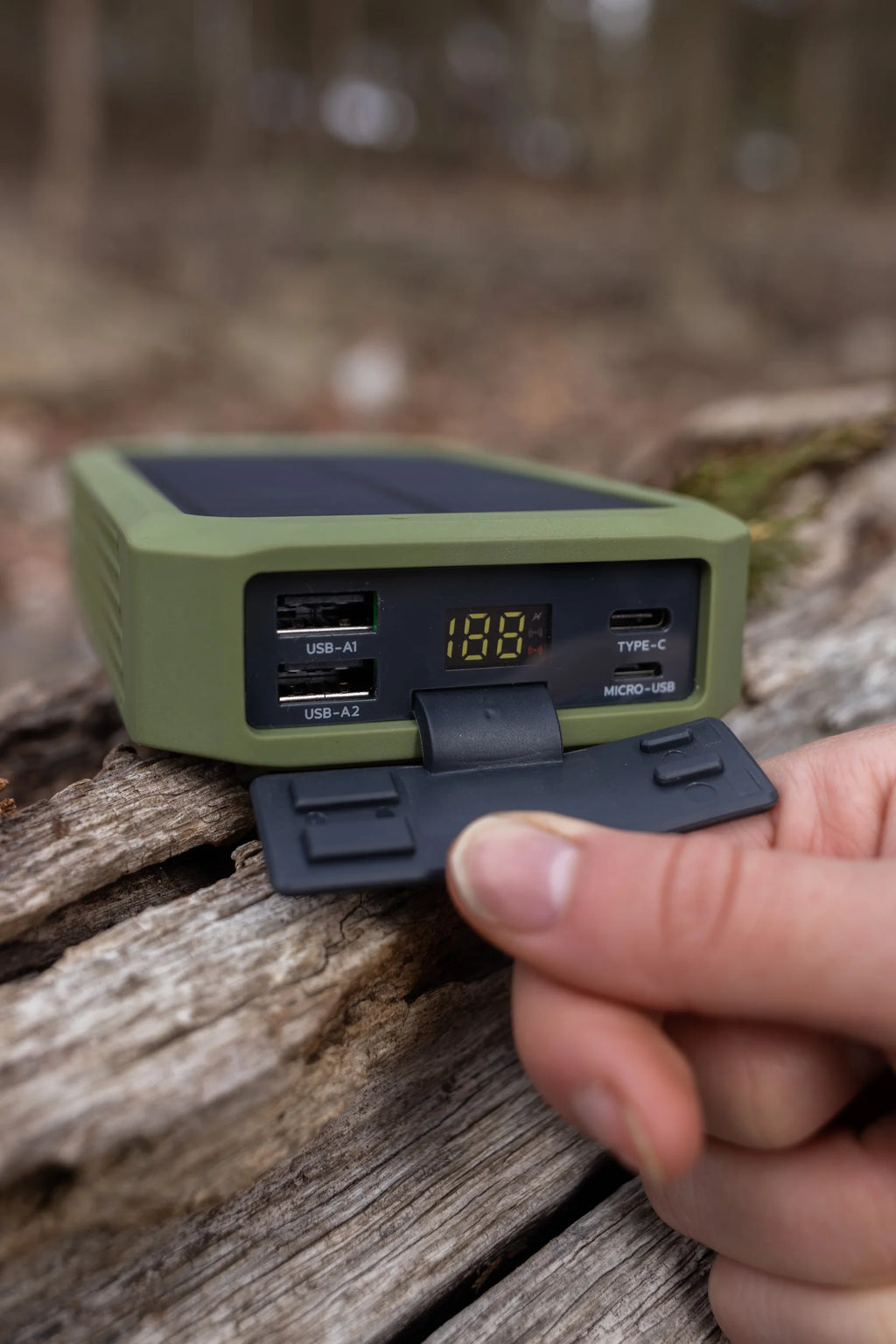 20000Mah Wireless Power Bank with Flashlight, Charging Pad & IP54 Protection