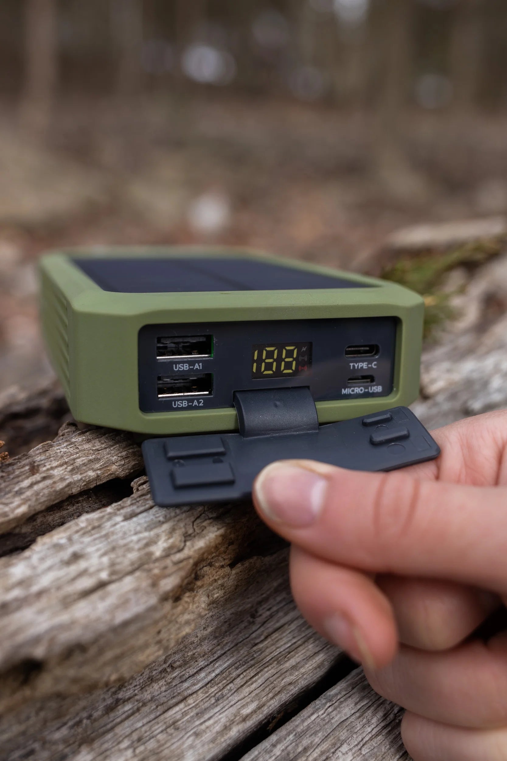 20000Mah Wireless Power Bank with Flashlight, Charging Pad & IP54 Protection